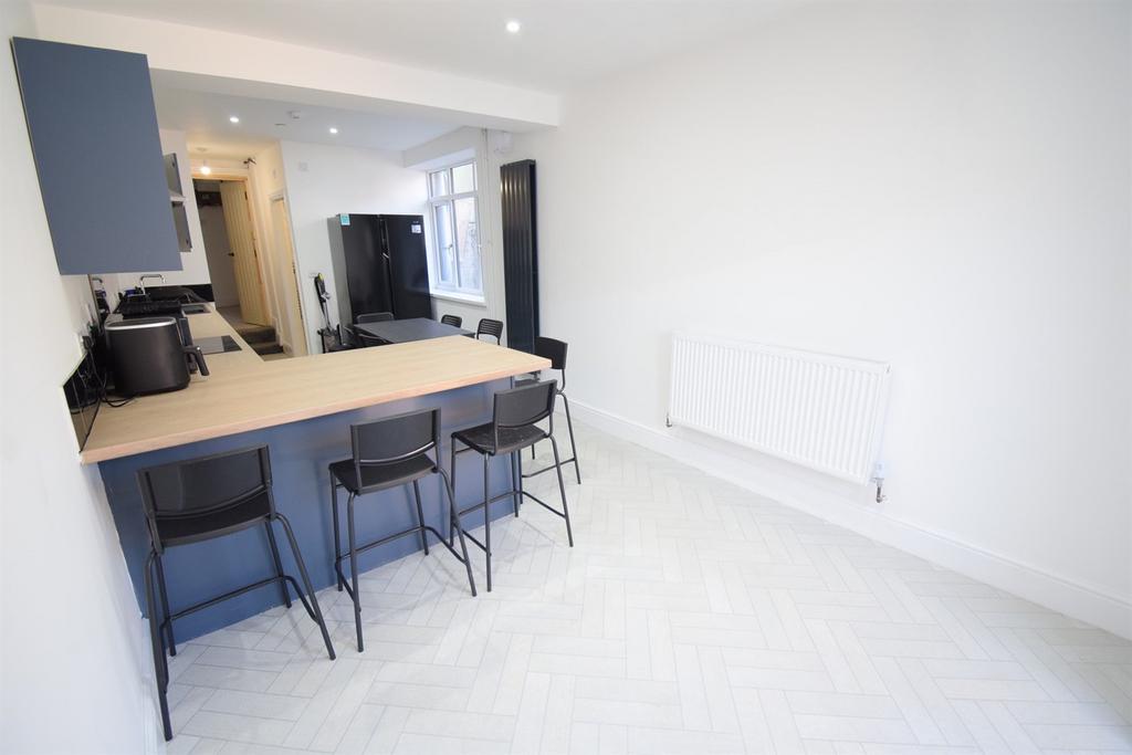 House in Caerdydd, Grangetown - More
