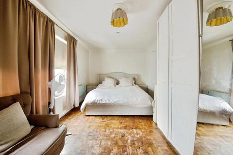 975 High Road, London, ., N12 8QS