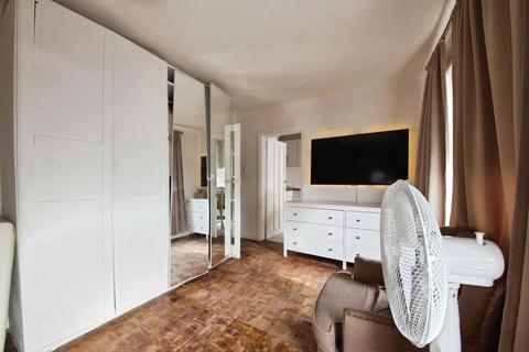 undefined, 975 High Road, London, ., N12 8QS