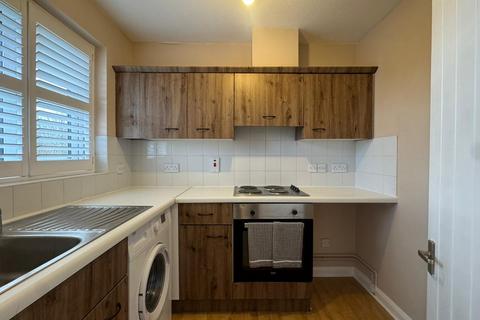 1 bedroom flat to rent, Worcester Gardens, Slough, Berkshire, SL1 2QD, GB