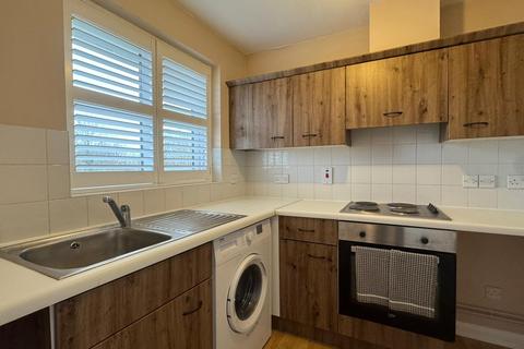 1 bedroom flat to rent, Worcester Gardens, Slough, Berkshire, SL1 2QD, GB
