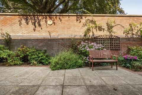 2 bedroom retirement property for sale, Chantry Court, New Park Street, Devizes, SN10