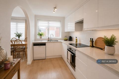 4 bedroom terraced house to rent, Frating Crescent, Woodford Green, IG8
