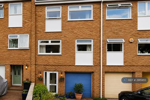 4 bedroom terraced house to rent, Frating Crescent, Woodford Green, IG8