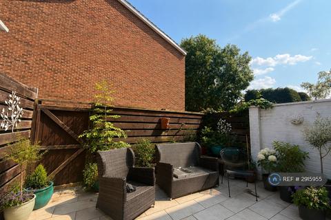4 bedroom terraced house to rent, Frating Crescent, Woodford Green, IG8