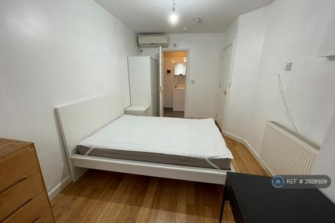 1 bedroom in a house share to rent, Cedar Close, Ilford, IG1