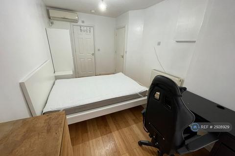 1 bedroom in a house share to rent, Cedar Close, Ilford, IG1