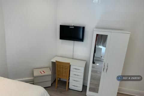 1 bedroom in a house share to rent, Lowton Avenue, Manchester, M9