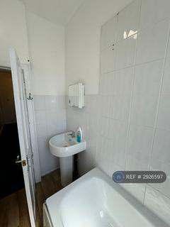 1 bedroom in a house share to rent, Lowton Avenue, Manchester, M9