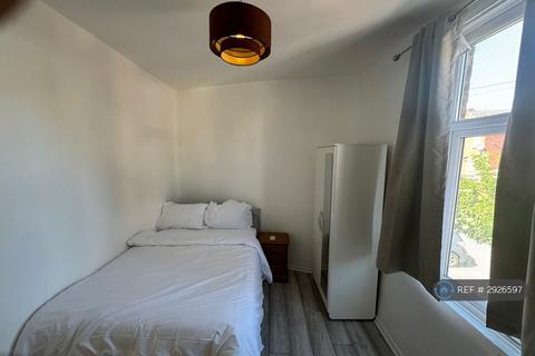 1 bedroom in a house share to rent, Lowton Avenue, Manchester, M9