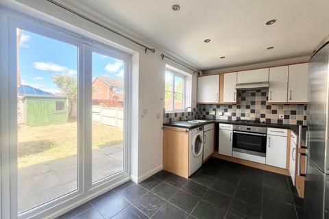 3 bedroom terraced house to rent, Hennessey Close, Nottingham, NG9