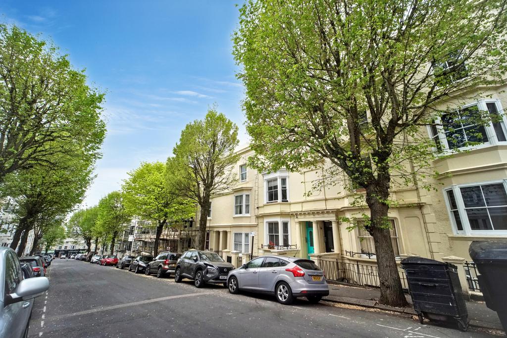 Apartment in Hove, Brunswick - View 2