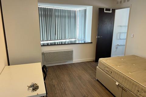Studio to rent, Cradley Heath, B64