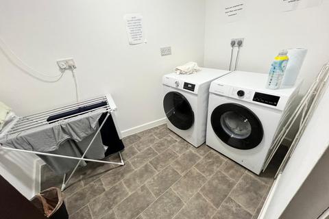Studio to rent, Cradley Heath, B64