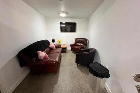 Studio to rent, Cradley Heath, B64