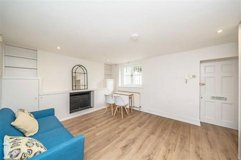 Studio to rent, Kennington Road, London SE11