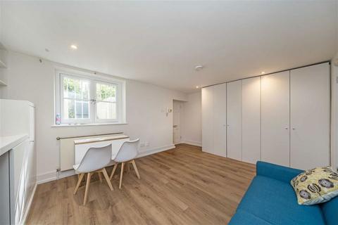 Studio to rent, Kennington Road, London SE11
