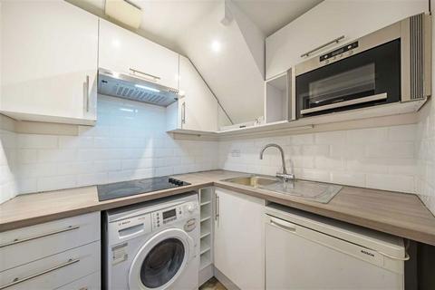 Studio to rent, Kennington Road, London SE11