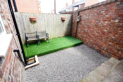 2 bedroom flat to rent, Clifton Terrace, South Shields