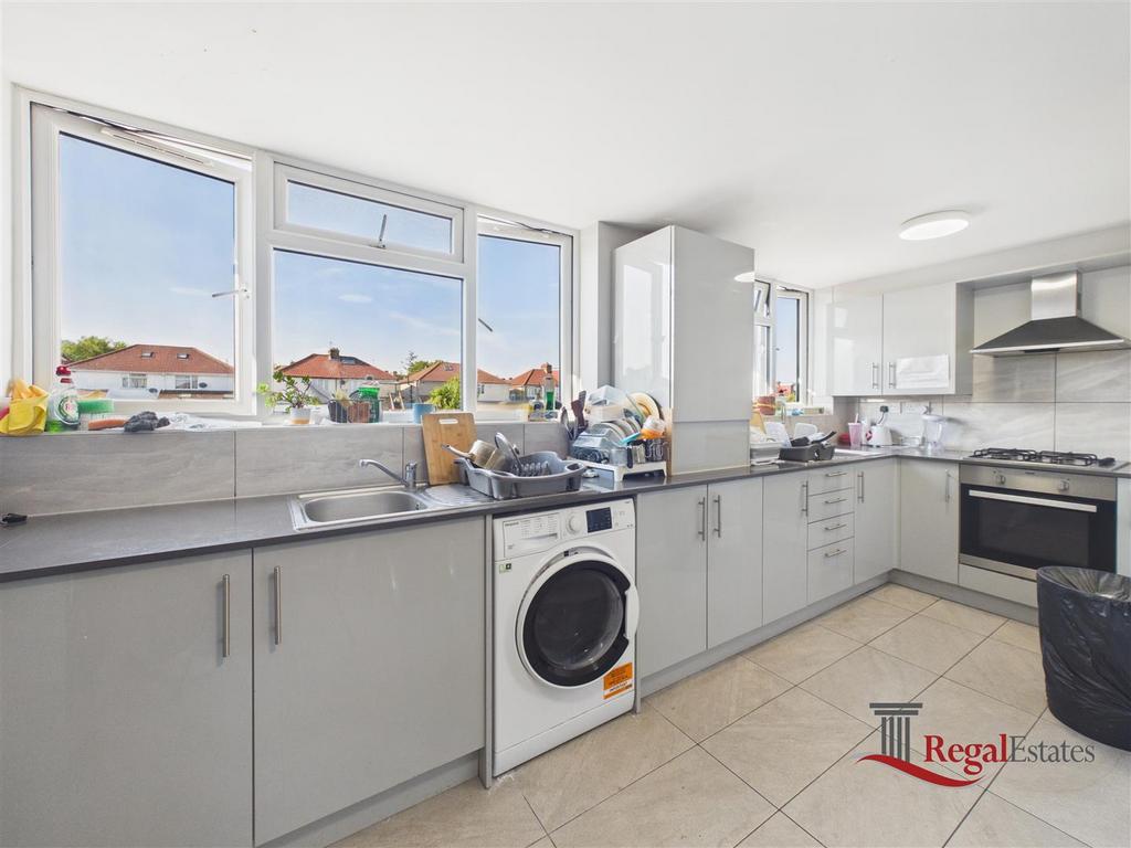 House in Edgware - More