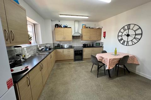 Studio to rent, Cradley Heath, B64