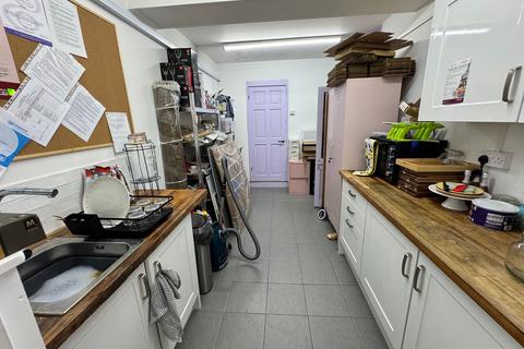 Retail property (high street) to rent, Beacon Hill Rd Hindhead GU26 6NR