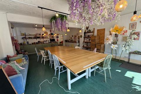 Retail property (high street) to rent, Beacon Hill Rd Hindhead GU26 6NR
