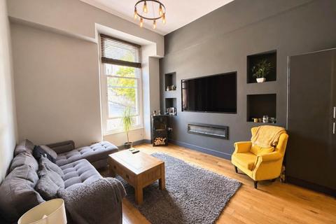 2 bedroom flat for sale, South Road, Hillside - Renovated & Character Filled Flat - Own Entrance
