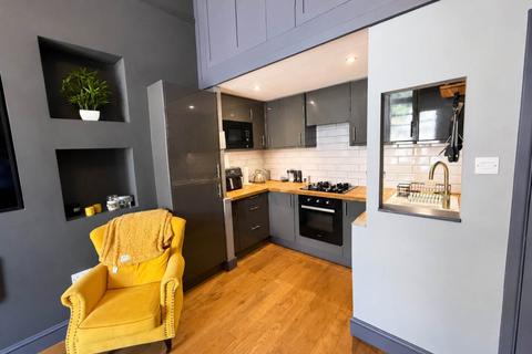 2 bedroom flat for sale, South Road, Hillside - Renovated & Character Filled Flat - Own Entrance