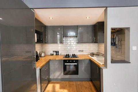 2 bedroom flat for sale, South Road, Hillside - Renovated & Character Filled Flat - Own Entrance