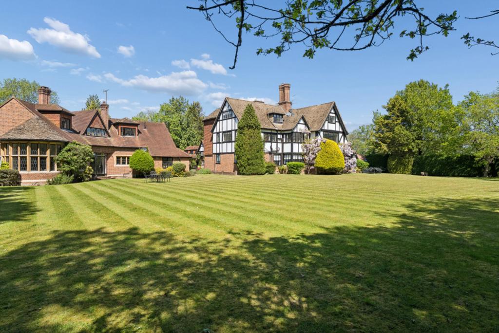 Detached house exterior, garden