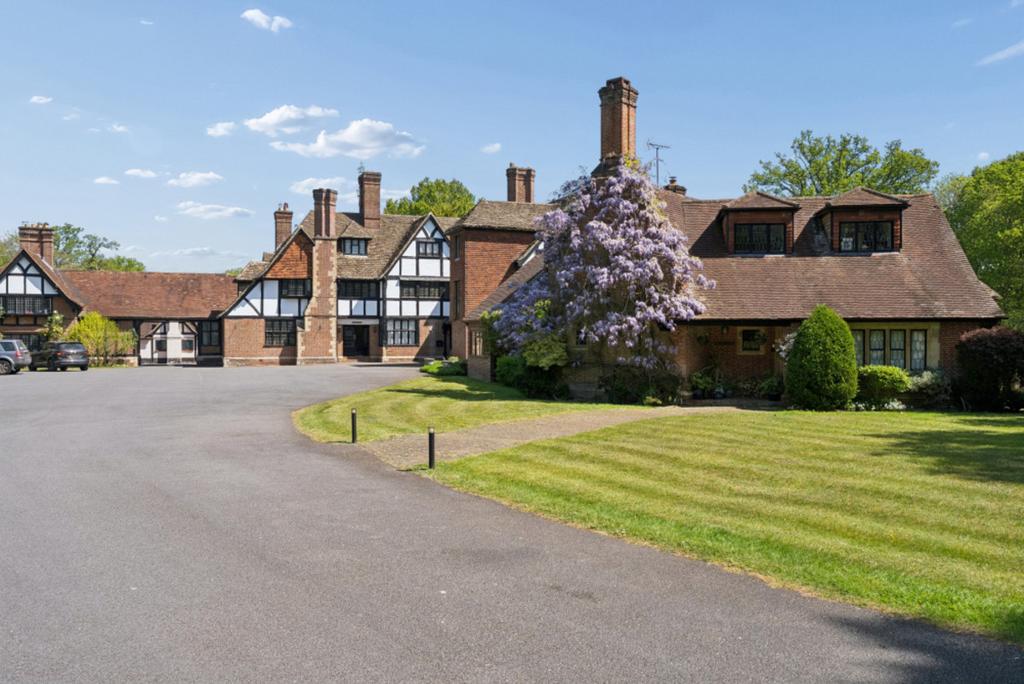 Detached house exterior, driveway