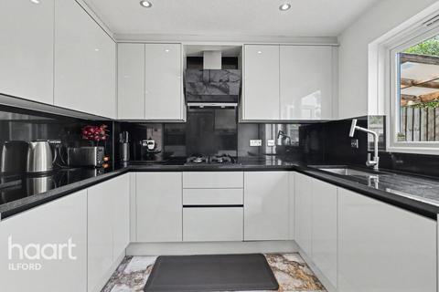 2 bedroom end of terrace house for sale, Fenman Gardens, Ilford