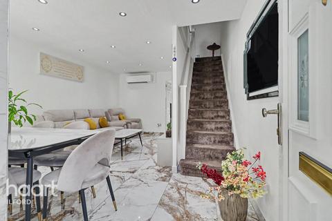 2 bedroom end of terrace house for sale, Fenman Gardens, Ilford