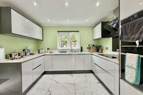 4 bedroom detached house to rent, Bashkir Road, Westbury