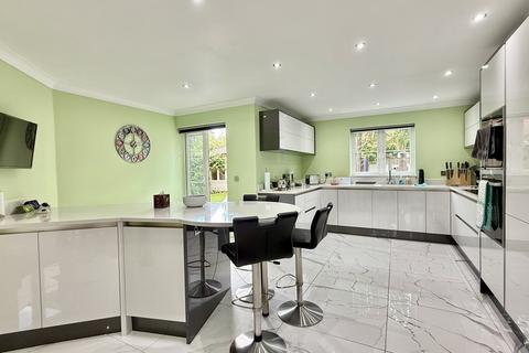 4 bedroom detached house to rent, Bashkir Road, Westbury