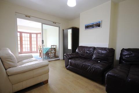 4 bedroom semi-detached house to rent, The Crossways, Hounslow, TW5