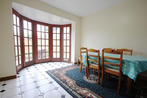 4 bedroom semi-detached house to rent, The Crossways, Hounslow, TW5