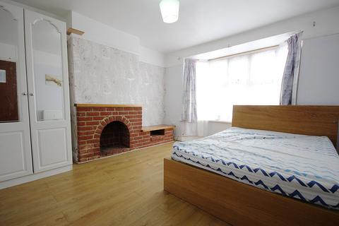 4 bedroom semi-detached house to rent, The Crossways, Hounslow, TW5