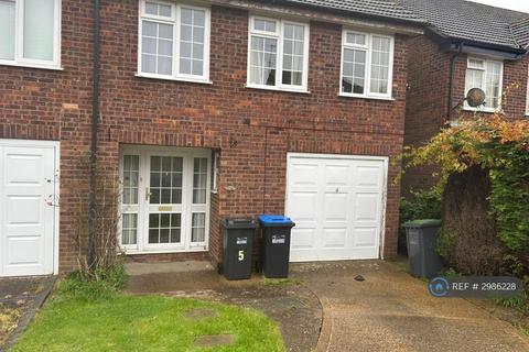 3 bedroom semi-detached house to rent, The Courtyard, East Grinstead, RH19