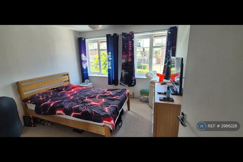 3 bedroom semi-detached house to rent, The Courtyard, East Grinstead, RH19