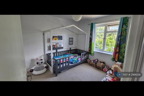 3 bedroom semi-detached house to rent, The Courtyard, East Grinstead, RH19
