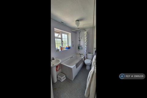 3 bedroom semi-detached house to rent, The Courtyard, East Grinstead, RH19
