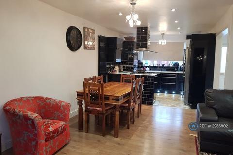 3 bedroom end of terrace house to rent, Greystoke Road, Slough, SL2