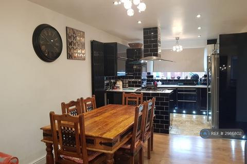 3 bedroom end of terrace house to rent, Greystoke Road, Slough, SL2