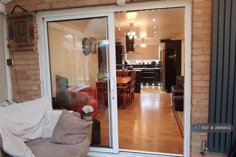 3 bedroom end of terrace house to rent, Greystoke Road, Slough, SL2