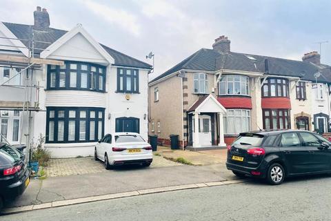 3 bedroom detached house to rent, Sandhurst Drive, Seven Kings, Ilford, London, IG3 9DB
