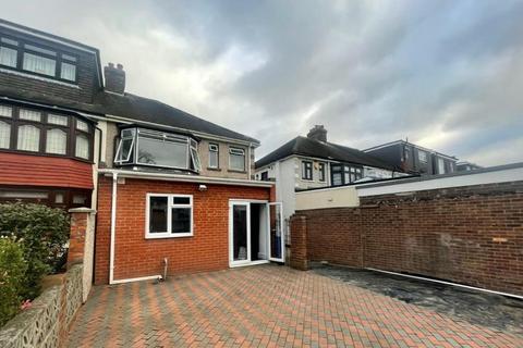 3 bedroom detached house to rent, Sandhurst Drive, Seven Kings, Ilford, London, IG3 9DB