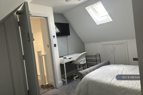 1 bedroom in a house share to rent, Gosbrook Road, Caversham, Reading, RG4
