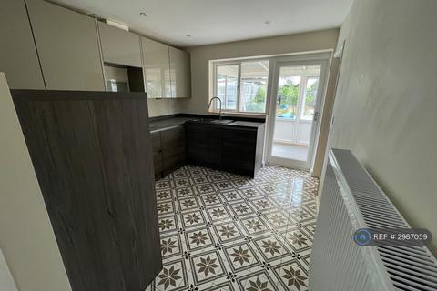 2 bedroom bungalow to rent, Bedford Road, Wootton, MK43